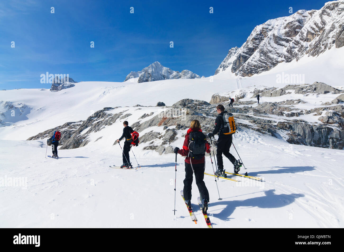 Nationalpark Dachstein: Gruppe von Skitourengeher des Hallstätter Gletschers und Hoher Dachstein (hinten Mitte), Österreich, Oberösterreic Stockfoto