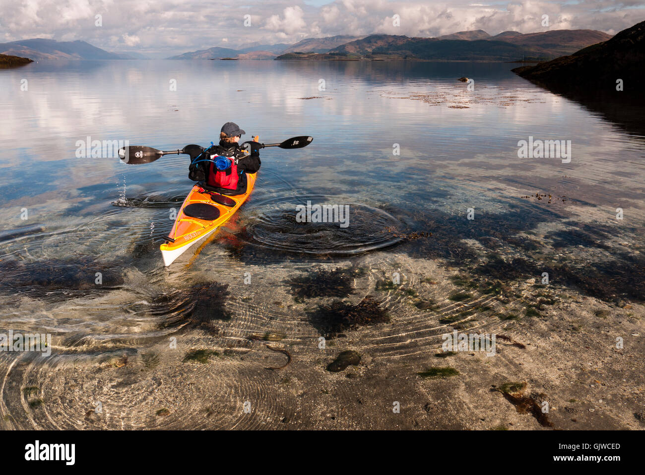 Ein Kajakfahrer Meer in einer einsamen Bucht auf der Insel Lismore in den Inneren Hebriden im Westen Schottlands. Stockfoto