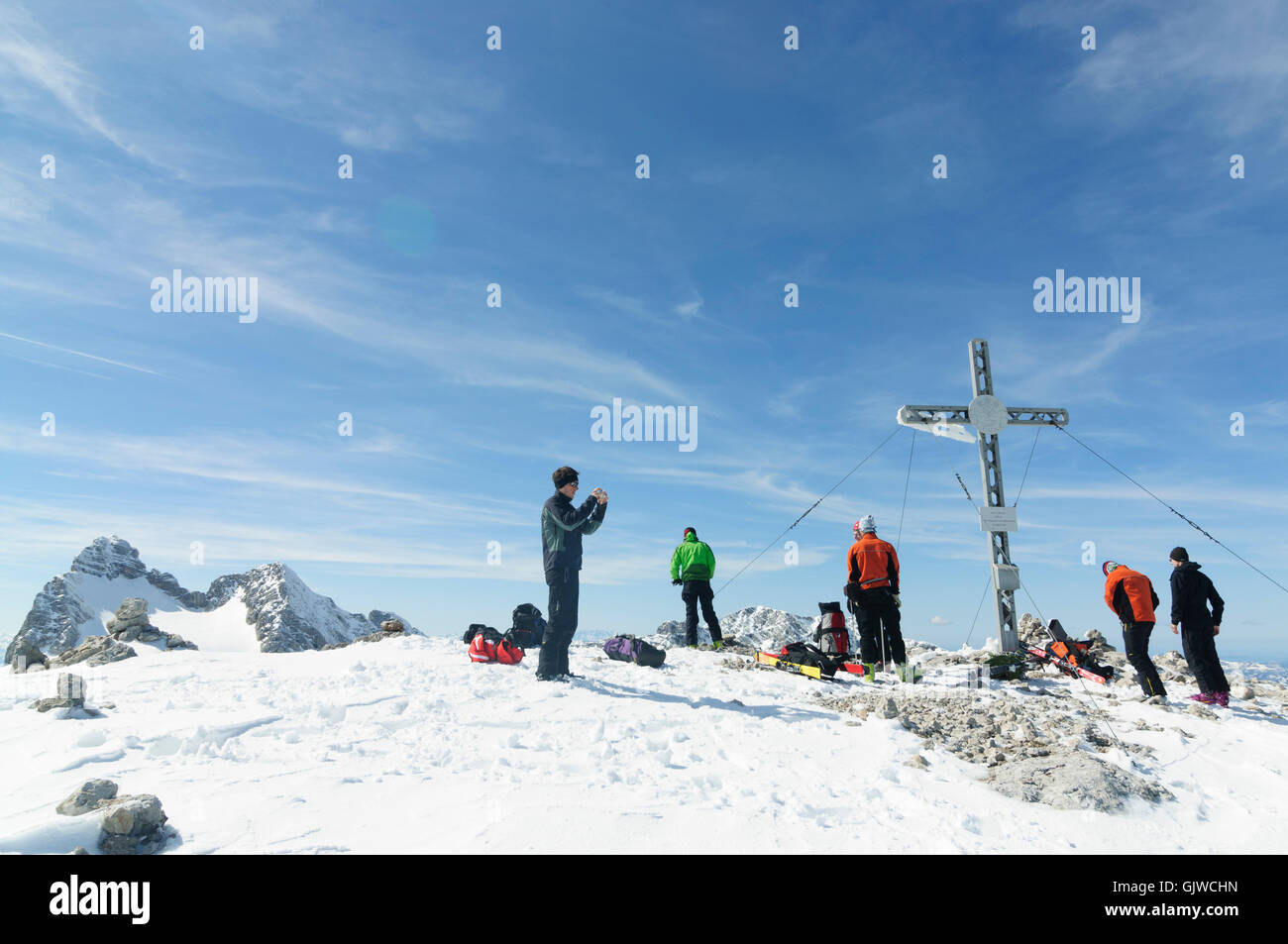 Nationalpark Dachstein: Hoher Gjaidstein, links Hoher Dachstein, Bergsteiger, Österreich, Oberösterreich, Oberösterreich, Stockfoto
