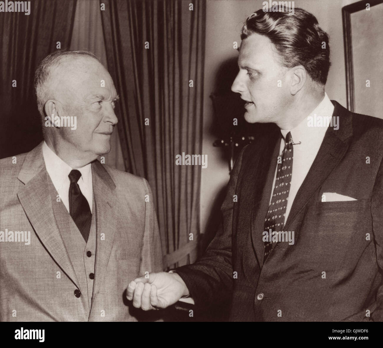 Billy Graham und Präsident Eisenhower am Mai 10,1957 im Weißen Haus in Washington, D.C., wo Mr. Graham moralischen Verfall in Amerika und die Notwendigkeit des spirituellen Erwachens gerichtet. Stockfoto