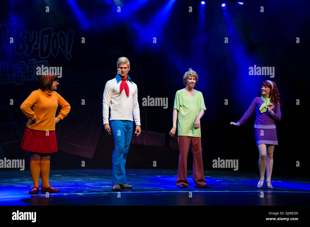 London, UK. 17. August 2016. Darsteller auf der Bühne während der Foto-Shooting für die neue Scooby Doo musikalische am London Palladium, Daphne (Charlie Bull), Fred (Chris Warner Drake) Velma (Rebecca Withers) (Charlie Haskins) Shaggy Scooby-Doo (Joe Goldie) Credit: Alan D West/Alamy Live News Stockfoto