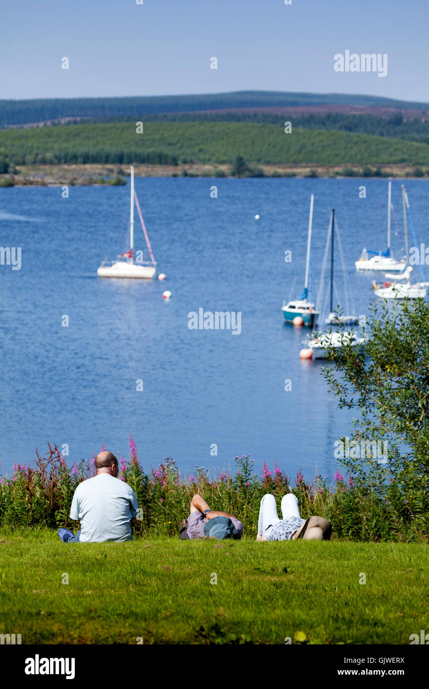 Lake Brenig, Wales, UK. Ein heißer Tag in Nordwales mit Temperaturen in Mitte zwanzig Grad C. Besucher genießen die warme Sonne am Ufer des Sees Stockfoto