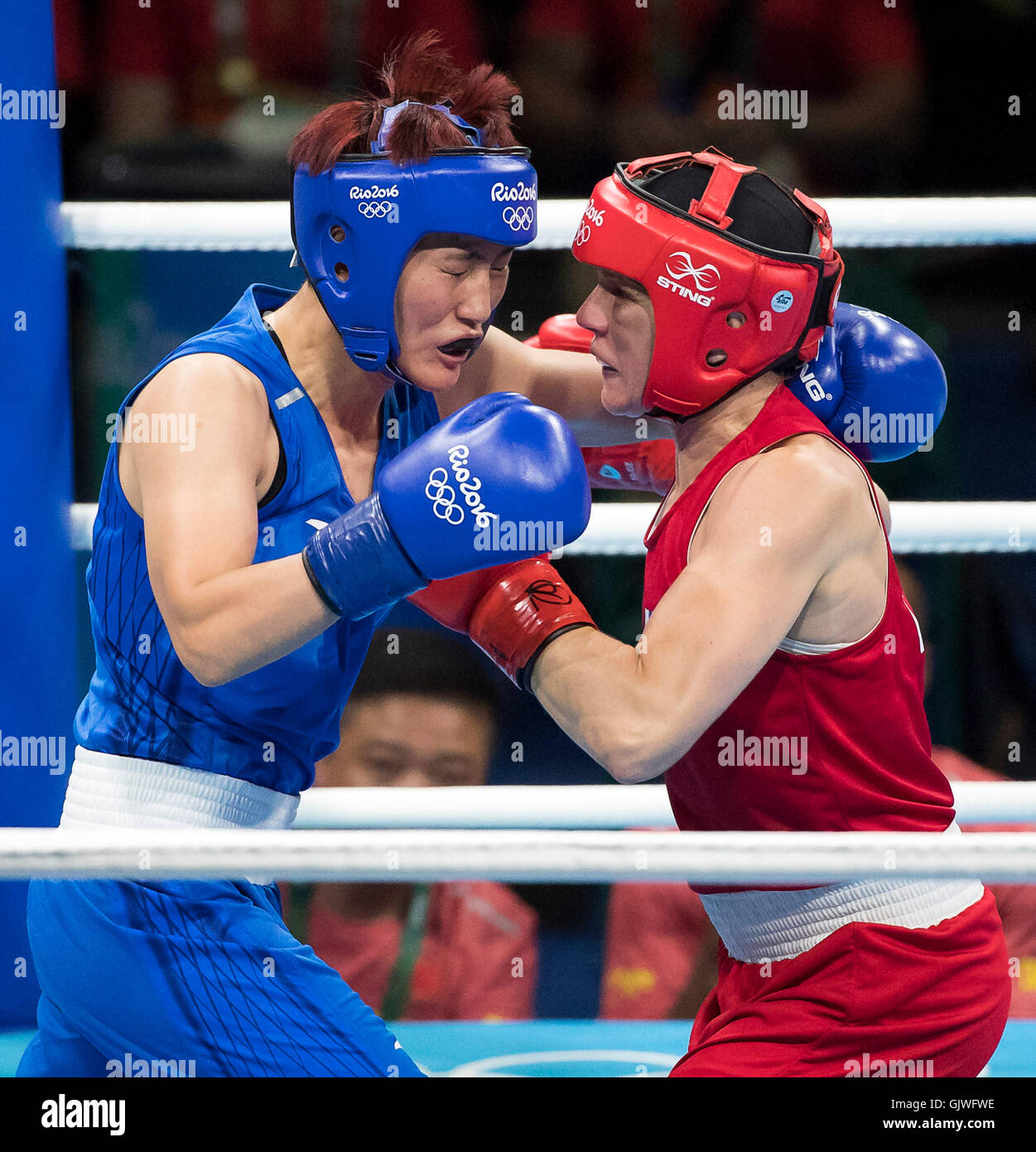 Rio De Janeiro, RJ, Brasilien. 16. August 2016. Olympische Spiele Boxen: Mira Potkonen (FIN) Kämpfe Junhua Yin (CHN) im Frauen Boxen Licht 57-60kg Bronze Medal Match bei Riocentro während der Spiele 2016 in Rio Olympischen Sommerspiele. © Paul Kitagaki Jr./ZUMA Draht/Alamy Live-Nachrichten Stockfoto