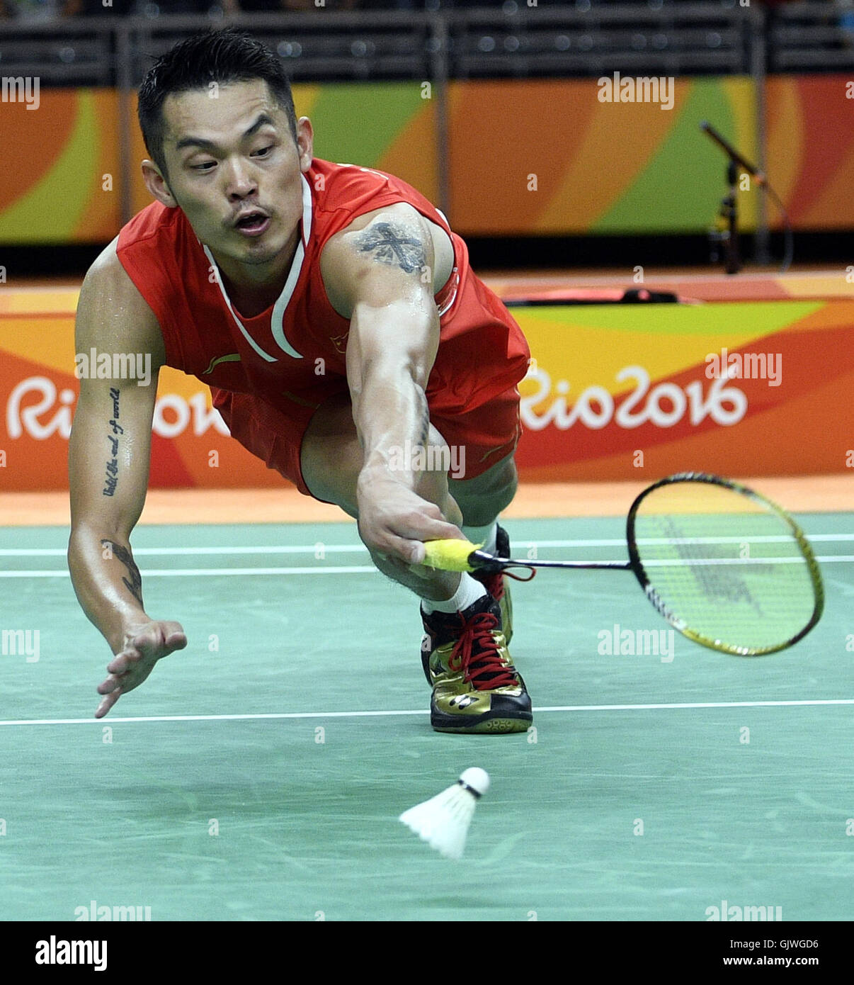 Rio De Janeiro, Brasilien. 17. August 2016. Chinas Lin Dan konkurriert während der Badminton Einzel Viertelfinale gegen Srikanth Kidambi von Indien in den Rio Olympischen Spielen 2016 in Rio De Janeiro, Brasilien, am 17. August 2016. Lin Dan gewann das Spiel mit 2:1. Bildnachweis: Wang Peng/Xinhua/Alamy Live-Nachrichten Stockfoto