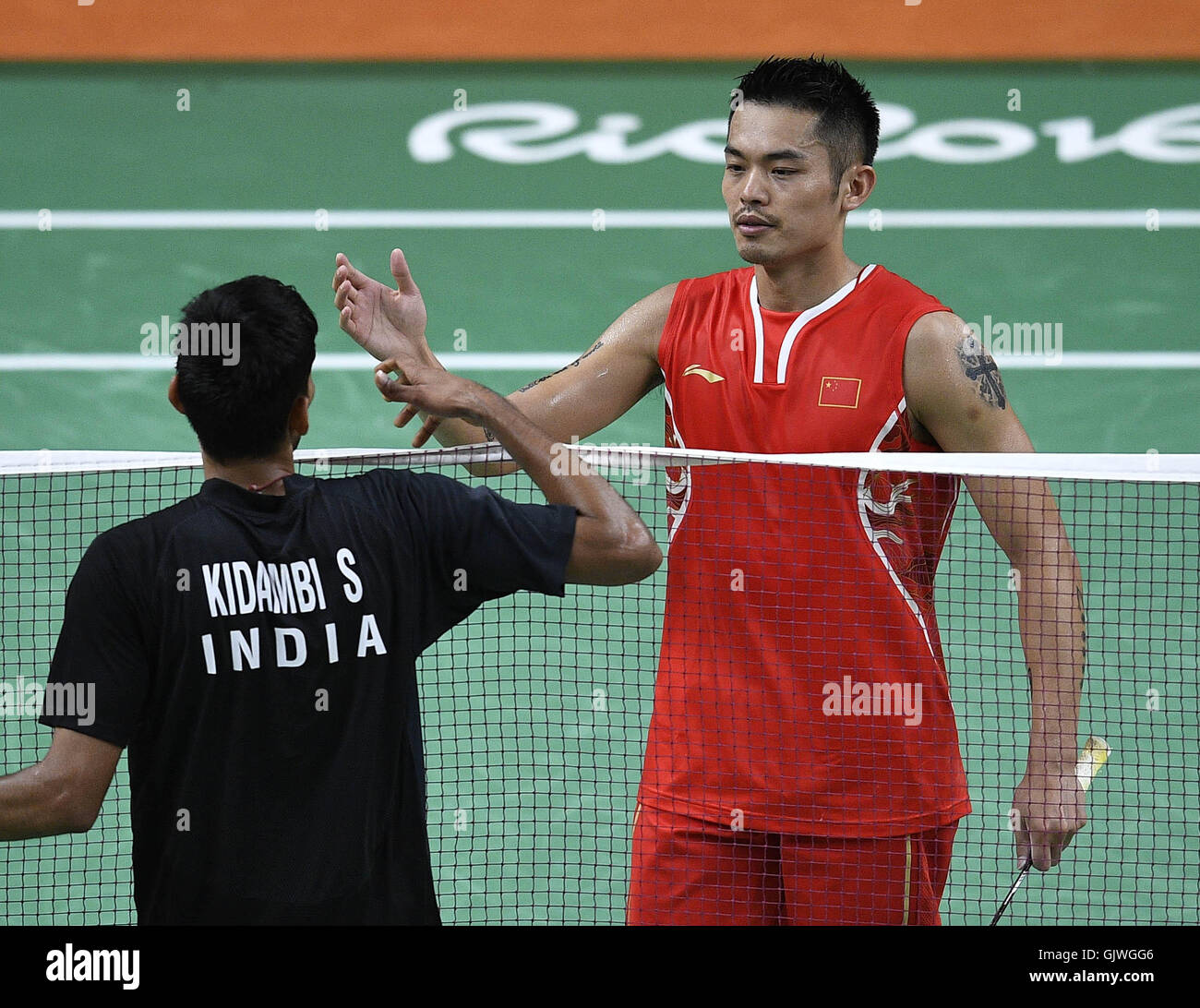 Rio De Janeiro, Brasilien. 17. August 2016. Chinas Lin Dan (R) grüßt Srikanth Kidambi von Indien nach dem Badminton Einzel Viertelfinale bei den Rio Olympischen Spielen 2016 in Rio De Janeiro, Brasilien, am 17. August 2016. Lin Dan gewann das Spiel mit 2:1. Bildnachweis: Wang Peng/Xinhua/Alamy Live-Nachrichten Stockfoto