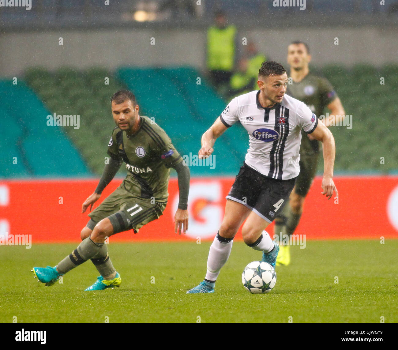 Aviva Stadion, Dublin, Irland. 17. August 2016. UEFA Champions League 2016 / 17 Play-Off. Dundalk gegen Legia Warschau. Andy Boyle bleibt fern Nemanja Nikolic. Bildnachweis: Aktion Plus Sport/Alamy Live-Nachrichten Stockfoto