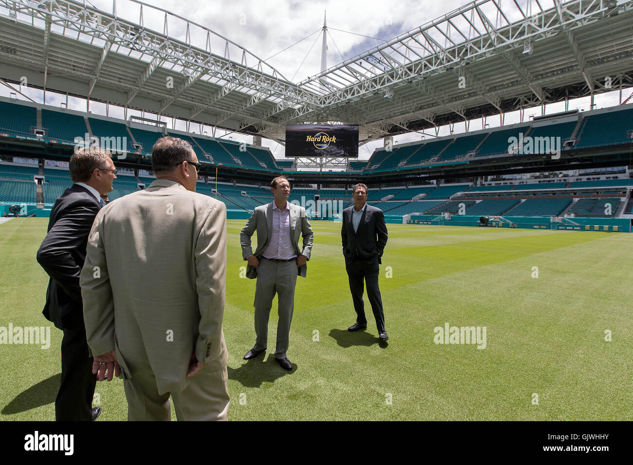 Miami Gardens, Florida, USA. 17. August 2016. (links nach rechts) Miami Dolphins President und CEO Tom Garfinkel, executive Vice President von Fußball-Operationen, Mike Tannenbaum, Cheftrainer, Adam Gase und Dan Marino erhalten Sie einen kleinen Vorgeschmack auf das Feld vor der Namensgebung Ankündigung in Miami Gardens, Florida am 17. August 2016. © Allen Eyestone/der Palm Beach Post/ZUMA Draht/Alamy Live-Nachrichten Stockfoto