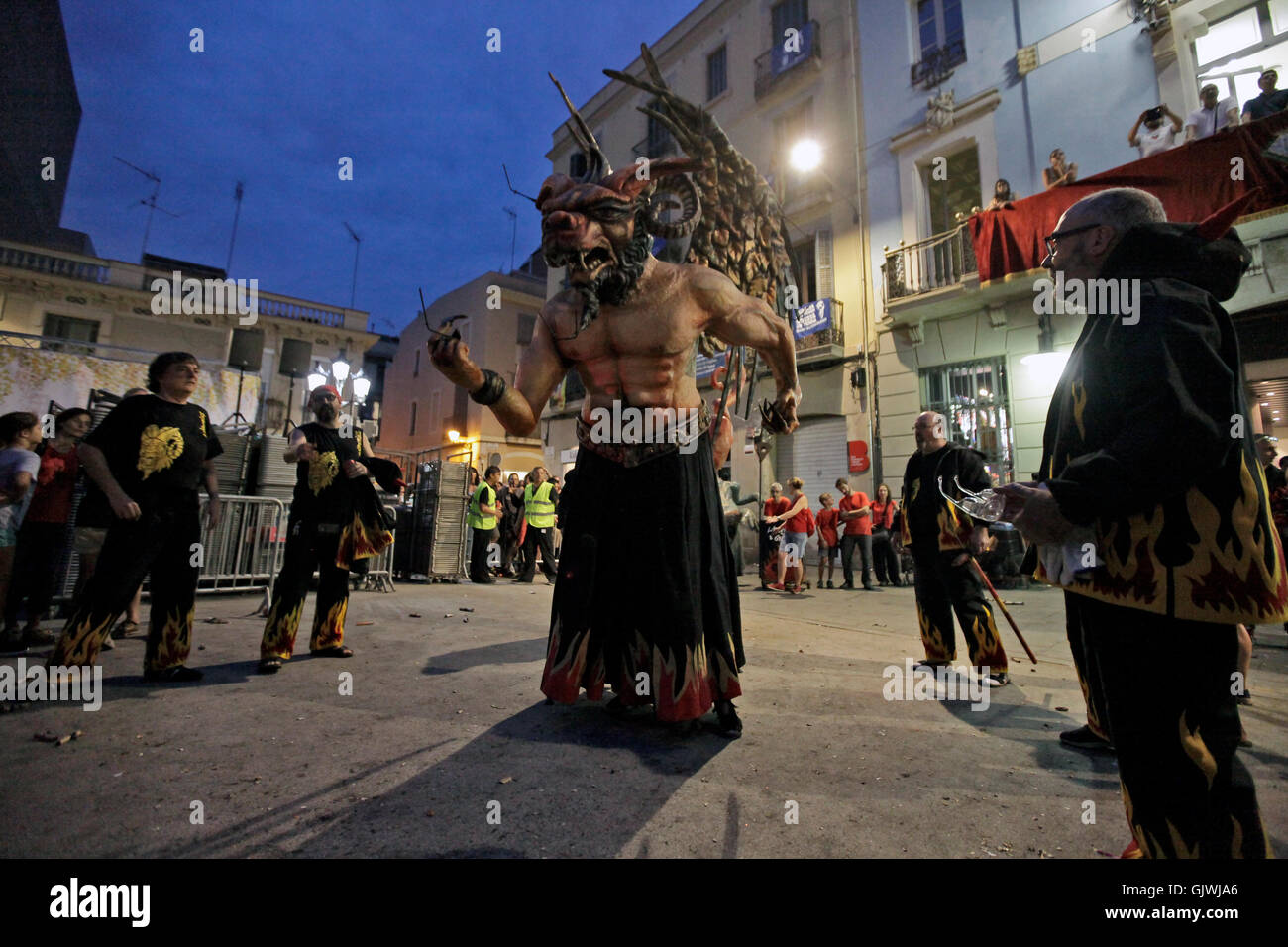 Barcelona, Spanien. 17. August 2016.   Festlichkeiten an der Plaça De La Vila de Gràcia während der Festa Major de Gràcia 2016 in der Stadt Barcelona heute (17. August 2016). Das Fest dauert eine Woche und findet jedes Jahr Mitte August, wo bestimmte Straßen in der Umgebung zu nehmen, auf ein anderes Thema. Die Unterhaltung geht über in die frühen Morgenstunden der Nacht. Bildnachweis: reiche Bowen/Alamy Live News Stockfoto