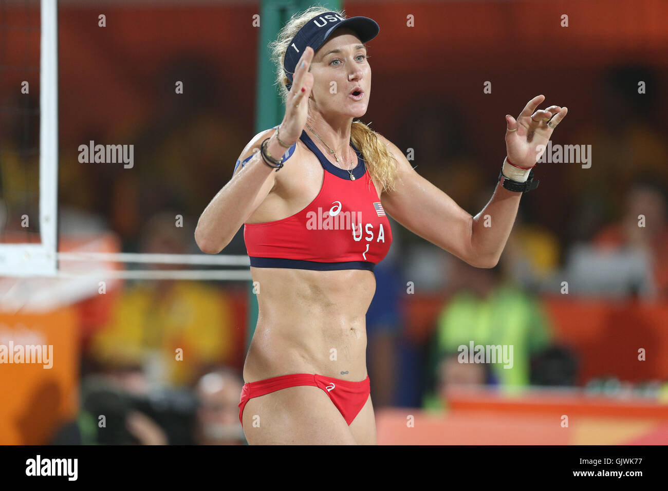 Rio De Janeiro, Rio De Janeiro, Brasilien. 17. August 2016. RJ - Olympiade/BEACH-Volleyball - Sport - bestreiten das Spiel zwischen Brasiliens Larissa França und Talita Antunes gegen amerikanische Kerri Walsh-Jennings und April Ross in einem Spiel für die Entscheidung des Volleyball-Bronze-Medaille Frauen Strand in Rio 2016 im Beach-Volleyball Arena Copacabana in Rio De Janeiro am Mittwoch gültig Credit: Geraldo Bubniak/ZUMA Draht/Alamy Live News Stockfoto