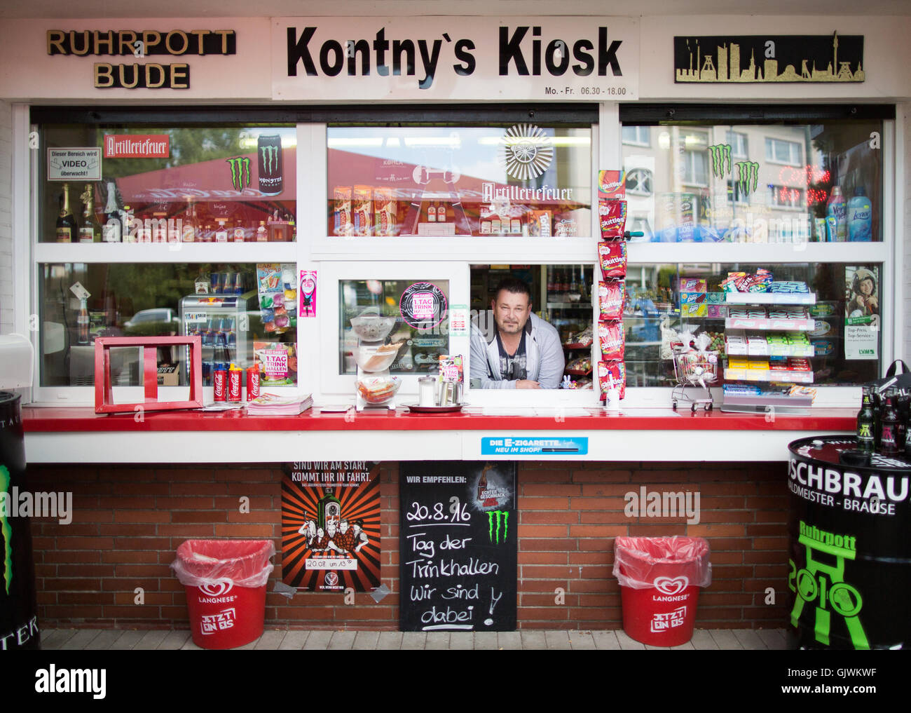 Kiosk Besitzer Andreas Kontny posiert in Kontny Kiosk in Mülheim ein der Ruhr, Deutschland, 15. August 2016. Am 20. August 2016, die 1. Tag der Trinkhallen "("1. Tag der Erfrischung steht"beleuchtet) feiert die Kiosk-Kultur mit Auftritten von Künstlern im Großraum Ruhrgebiet. Foto: MARCEL KUSCH/dpa Stockfoto