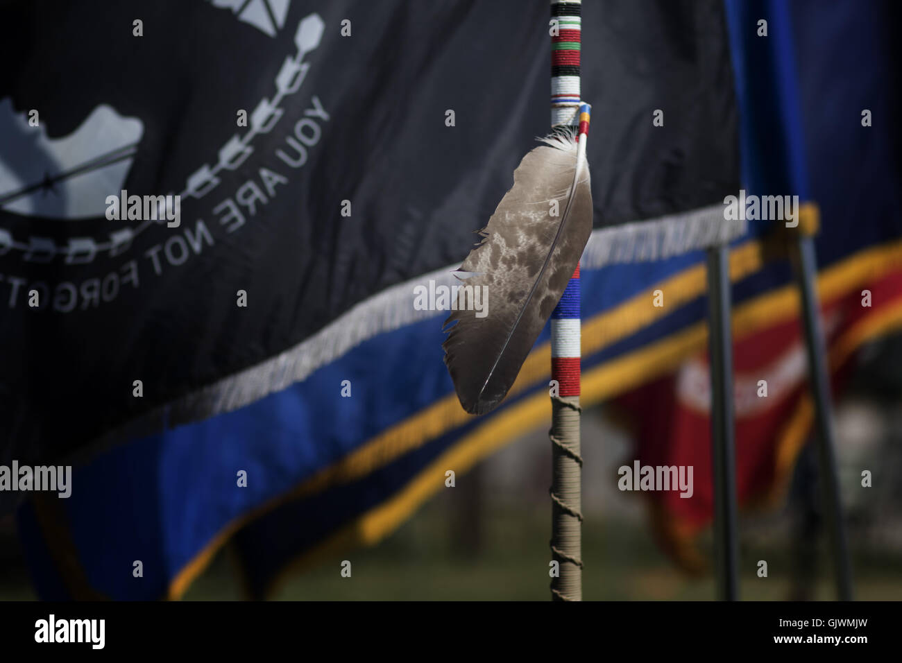 Elgin, Florida, USA. 8. November 2016. Eine traditionelle Personal wird außerhalb des Gebäudes angezeigt wo Menschen während der Messe in Elgin, Oklahoma Comanche Hand-Spiel spielen. Die beiden Teams spielen Handspiel können variieren in der Größe, jedes Team (das Team '' versteckt '' und '' erraten '' Team) müssen einen Kapitän. Das Spiel ist mit zwei Paaren von "Bones", jedes Paar bestehend aus einer Ebene und einem gestreiften Knochen gespielt. Jeder Stamm entscheidet welche Knochen wird erraten, unifarben oder gestreiften Knochen. Oklahoma-Indianer nennen in der Regel für den gestreiften Bone. Die beiden Teams, ein '' versteckt '' und 1 '' raten, '' sitzen gegenüber einem ano Stockfoto