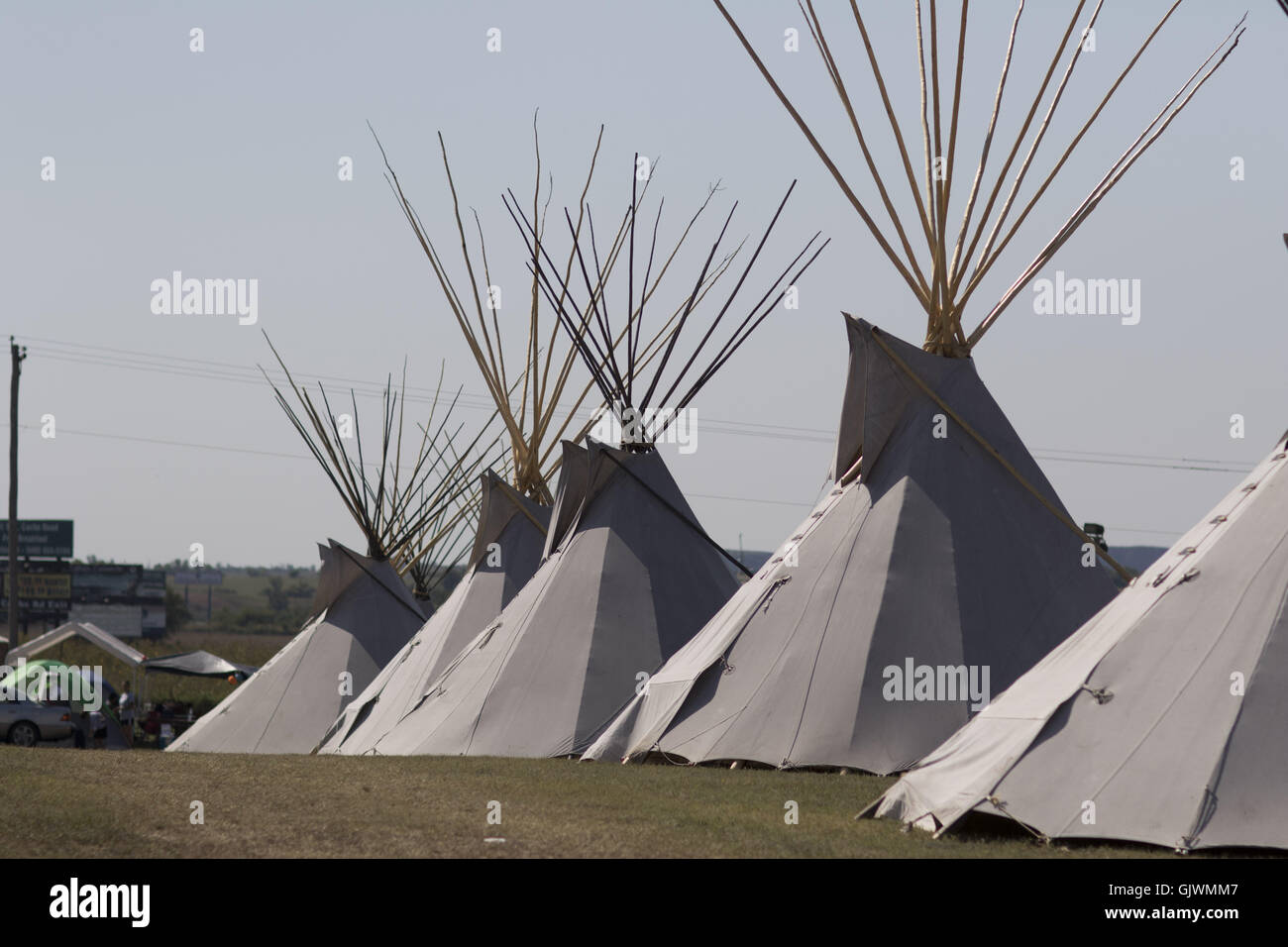 Elgin, Florida, USA. 8. November 2016. Traditionelle Tipis säumen den Parkplatz am Hauptsitz Comanche Nation weiterspielst Menschen Hand während der Comanche-Messe in Elgin, Oklahoma. Die beiden Teams spielen Handspiel können variieren in der Größe, jedes Team (das Team '' versteckt '' und '' erraten '' Team) müssen einen Kapitän. Das Spiel ist mit zwei Paaren von "Bones", jedes Paar bestehend aus einer Ebene und einem gestreiften Knochen gespielt. Jeder Stamm entscheidet welche Knochen wird erraten, unifarben oder gestreiften Knochen. Oklahoma-Indianer nennen in der Regel für den gestreiften Bone. Die beiden Teams '' versteckt '' und '' raten, '' si Stockfoto