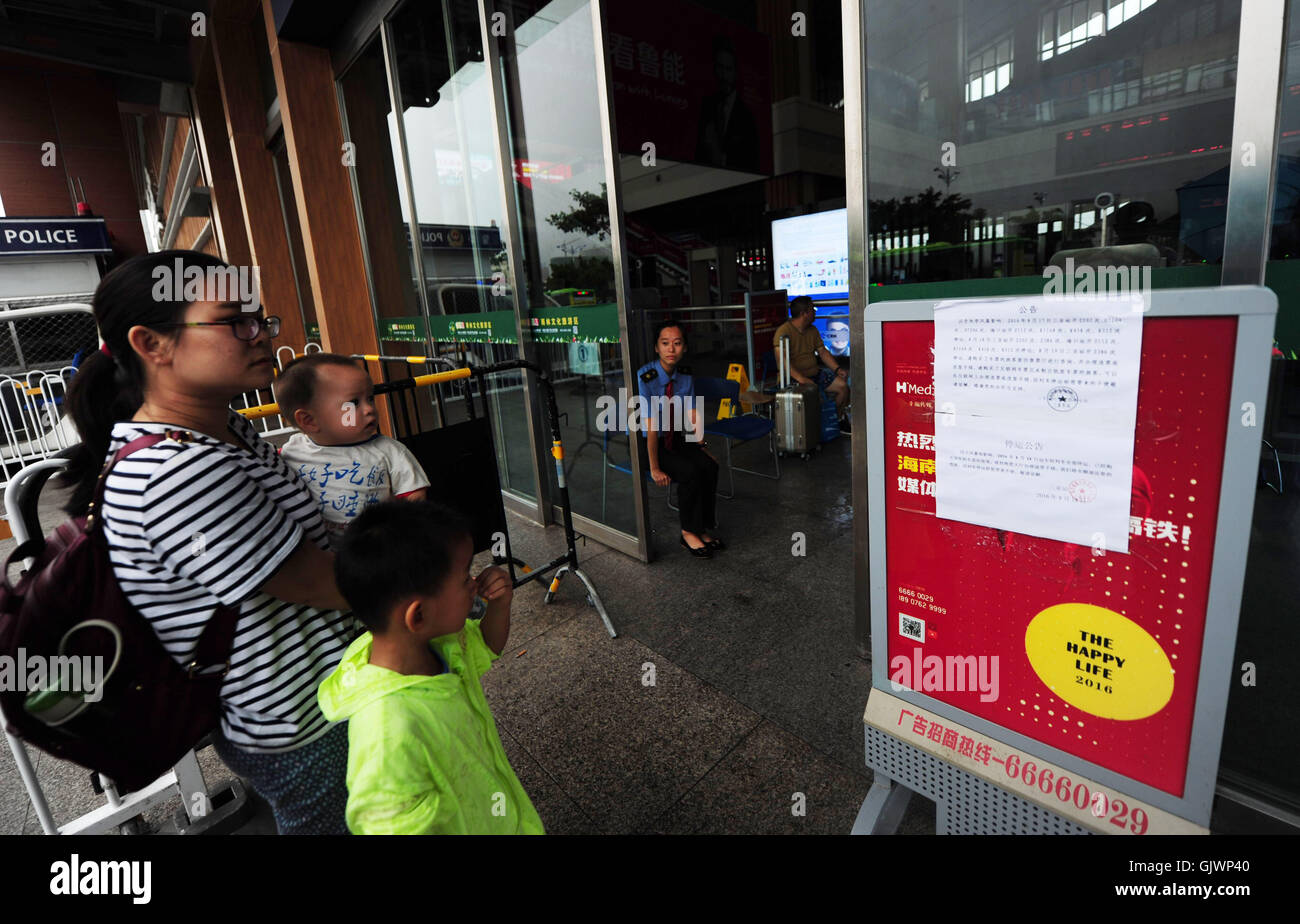 Sanya, China Provinz Hainan. 18. August 2016. Die Menschen sehen Hochgeschwindigkeitszug Informationen an einem Bahnhof in Sanya City, Süd-China Hainan Province, 18. August 2016. Hainan war Taifun "Dianmu", die achte Saison mit vielen Regionen Gruß starken Regenfällen betroffen. Bildnachweis: Sha Xiaofeng/Xinhua/Alamy Live-Nachrichten Stockfoto