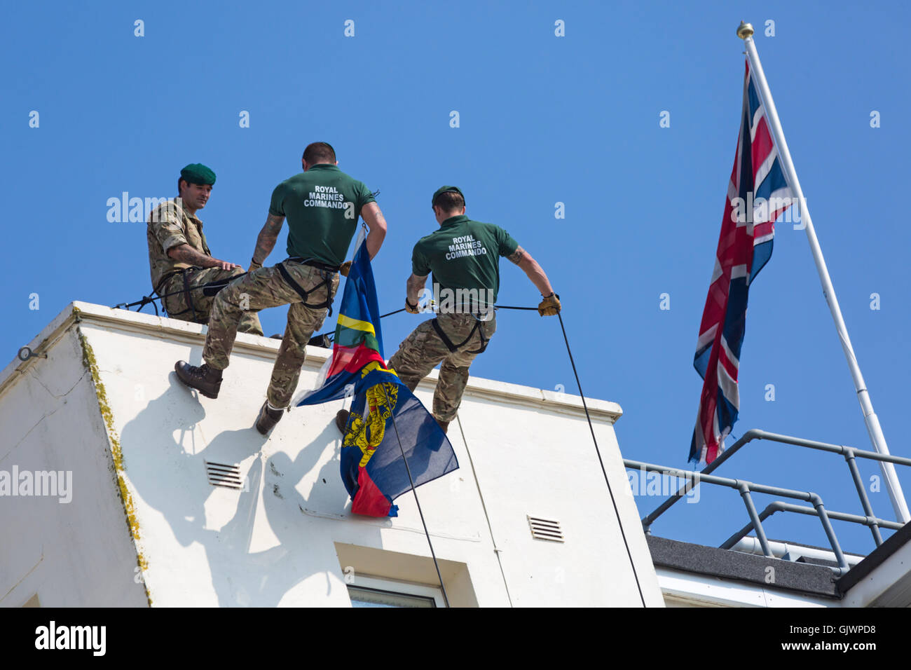 Bournemouth, Dorset, Großbritannien. 18. August 2016. Die Royal Marines Commandos Seilen sich im Highcliff Marriott Hotel ab, um das neunte jährliche Bournemouth Air Festival zu eröffnen. Kredit: Carolyn Jenkins/Alamy Live News Stockfoto