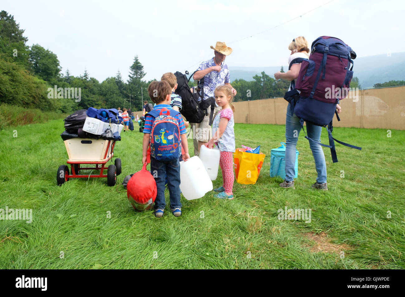 Grüner Mann Festival, Wales, UK August 2016.  -Eine Familie mit Kindern sind bei früher Anreise für das viertürige Musik und Kunst Festival neben den Brecon Beacons. Stockfoto