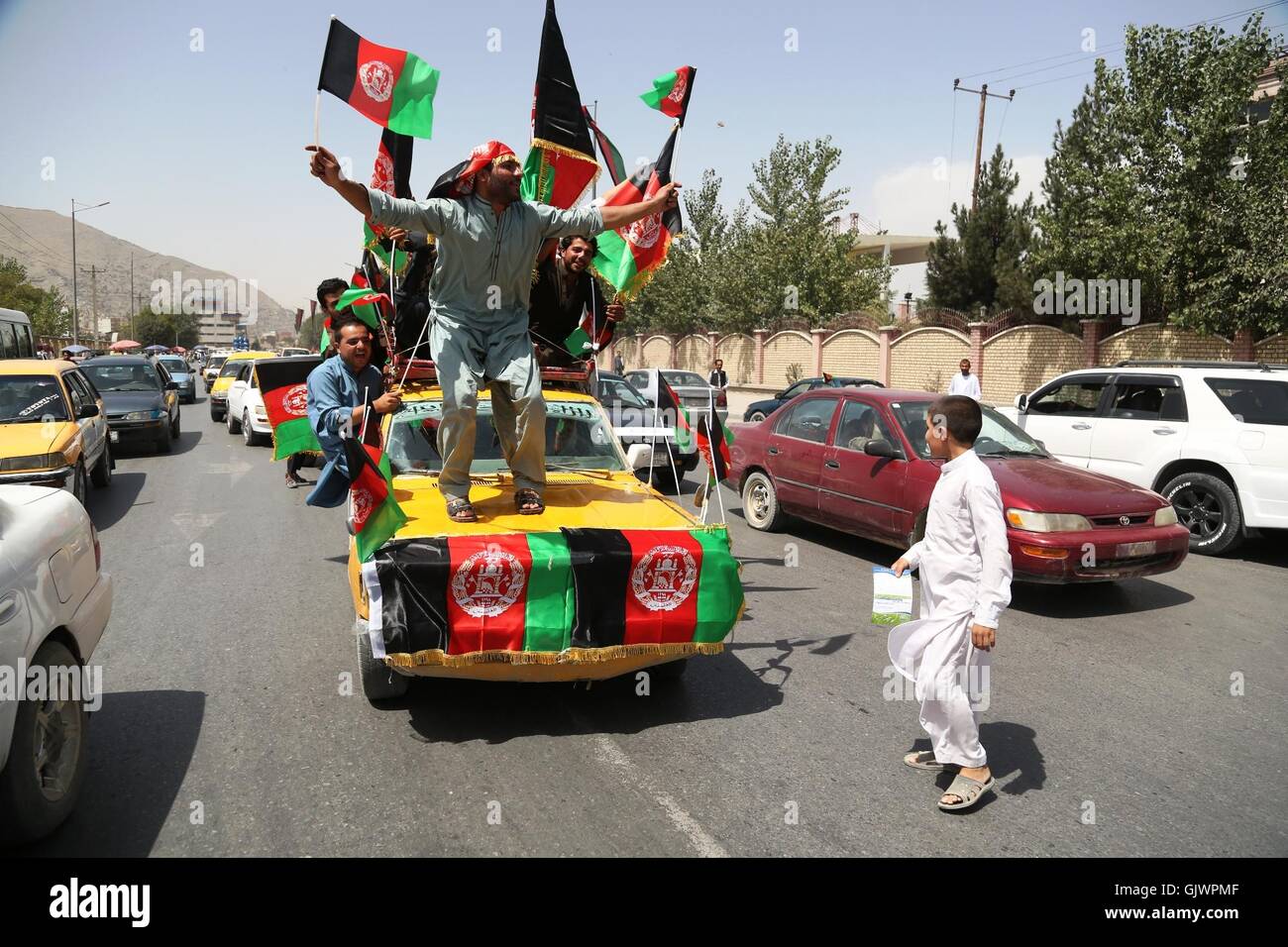 Kabul, Afghanistan. 18. August 2016. Afghanen feiern afghanischen Unabhängigkeitstag in Kabul, Afghanistan, am 18. August 2016. Der Krieg zerrütteten Afghanistan am Donnerstag jährte sich zum 97. ihrer Unabhängigkeit von der britischen Besatzung durch Abhaltung von Tagungen und Feierlichkeiten landesweit unter strengen Sicherheitsvorkehrungen. Bildnachweis: Rahmat Alizadah/Xinhua/Alamy Live-Nachrichten Stockfoto