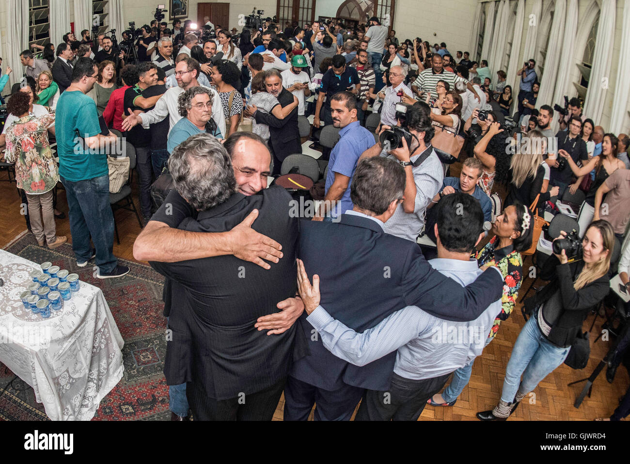 BELO HORIZONTE, MG - 17.08.2016: Debatte COM CANDIDATOS A PREFEITO DE BH - Gegner die Hand vor do1º Diskussion mit Kandidaten für das Bürgermeisteramt von Belo Horizonte, im Gemeindesaal der Kirche der Muttergottes von gute Reise statt. (Foto: Nereu Jr/Fotoarena) Stockfoto