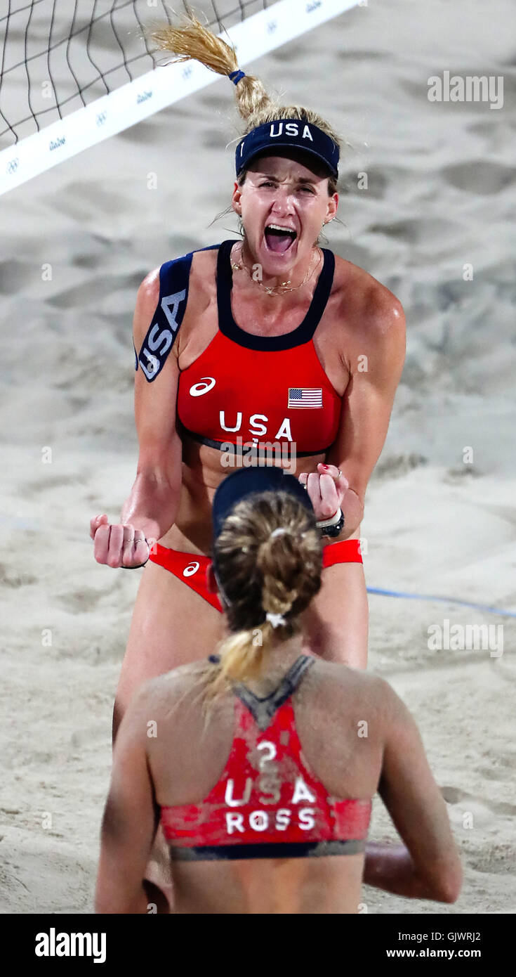 Rio De Janeiro, RJ, Brasilien. 17. August 2016. USAS Kerri Walsh Jennings und April Ross spielen in der Bronze-Medaille Spiel gegen Larissa Franca Maestrini und Talita Rocha aus Brasilien. ] 2016 Sommer Olympische Spiele - Rio Brazil.brian.peterson@startribune.com.Rio de Janeiro, Brasilien - 17.08.2016. Bildnachweis: Brian Peterson/Star Tribune/ZUMA Draht/Alamy Live-Nachrichten Stockfoto