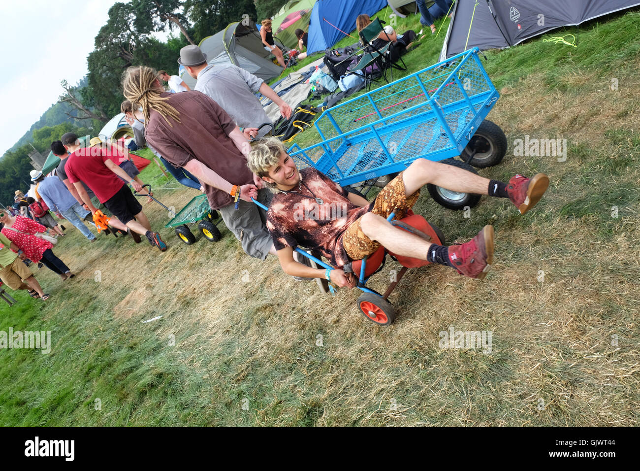 Grüner Mann Festival Wales, UK August 2016. Nehmen Sie es einfach - früh Anreise für das viertägige Musik und Kunst Festival neben der Brecon-Beacons - 25.000 Fans sind über das Wochenende fällig. Stockfoto