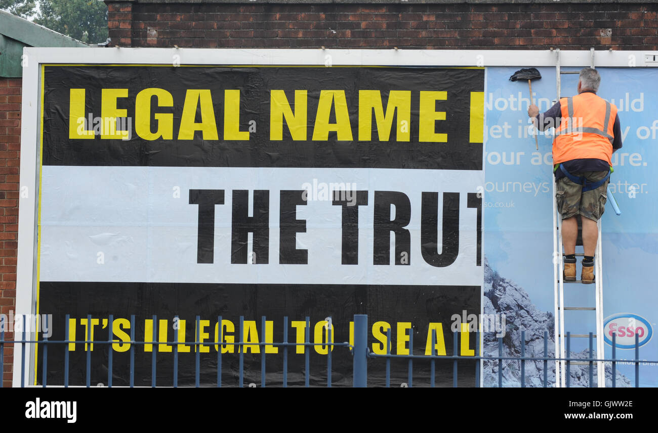 Swansea, Wales, Großbritannien. 18. August 2016. Eine rechtliche Name betrug Plakat ist auf den Straßen von Swansea aufgestellt. Die geheimnisvolle Werbung sind ganz über dem Land mit wenig Angaben zur Bedeutung aufspringen. Internet-Recherchen zeigen eine relevanten Website behauptet, dass die Krone die Namen von Personen besitzt. Bildnachweis: Robert Melen/Alamy Live-Nachrichten Stockfoto