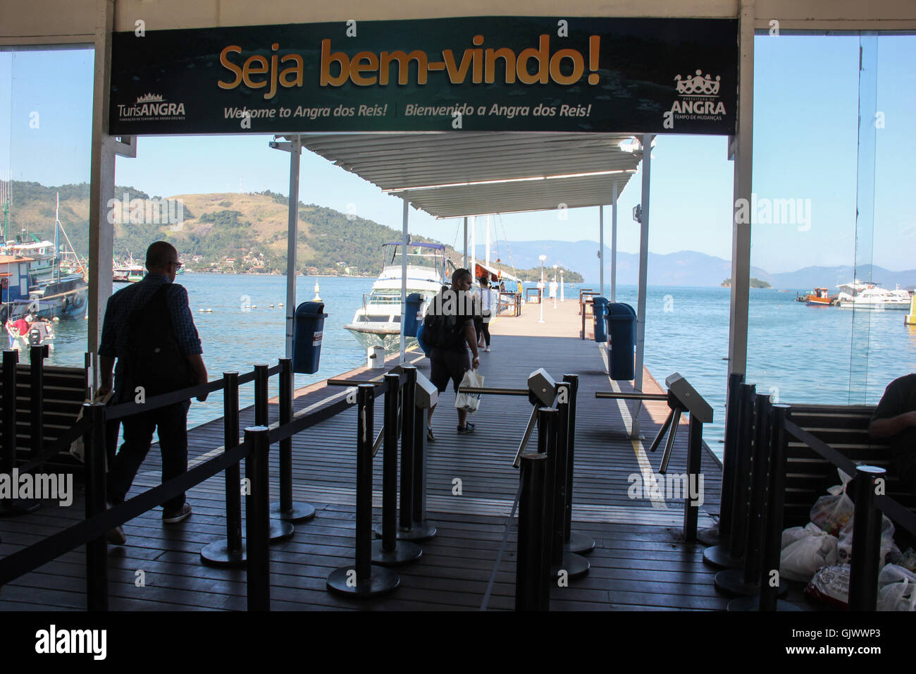 Angra Dos Reis, Rio De Janeiro, Brasilien. 17. August 2016. Mit nur 4.000 Einwohnern hat Ilha Grande als wichtigsten Wirtschaftszweige zu Angeln, Handwerk, Küche und touristischen Aktivitäten wie maritime Transport und Unterkunft. Big Island befindet sich in der Stadt Angra Dos Reis, ein touristisches Ziel ca. 3 Stunden entfernt von der Hauptstadt von Rio De Janeiro und 400 KM von der Hauptstadt von São Paulo. Die Website ist eine große Insel, die hat eine Fläche von 193 km2 und hat offene See und auch Bereichen der ruhige See in Ilha Grande Bay sein. Bildnachweis: Luiz Souza/Alamy Live-Nachrichten Stockfoto