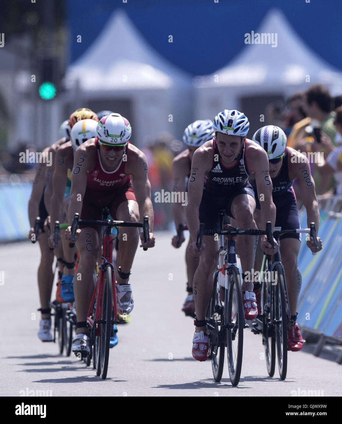 Rio De Janeiro, Brasilien. 18. August 2016. Die Spieler treten während der Herren Triathlon an den Rio Olympischen Spielen 2016 in Rio De Janeiro, Brasilien, am 18. August 2016. Alistair Brownlee gewann die Goldmedaille. Bildnachweis: Fei Maohua/Xinhua/Alamy Live-Nachrichten Stockfoto