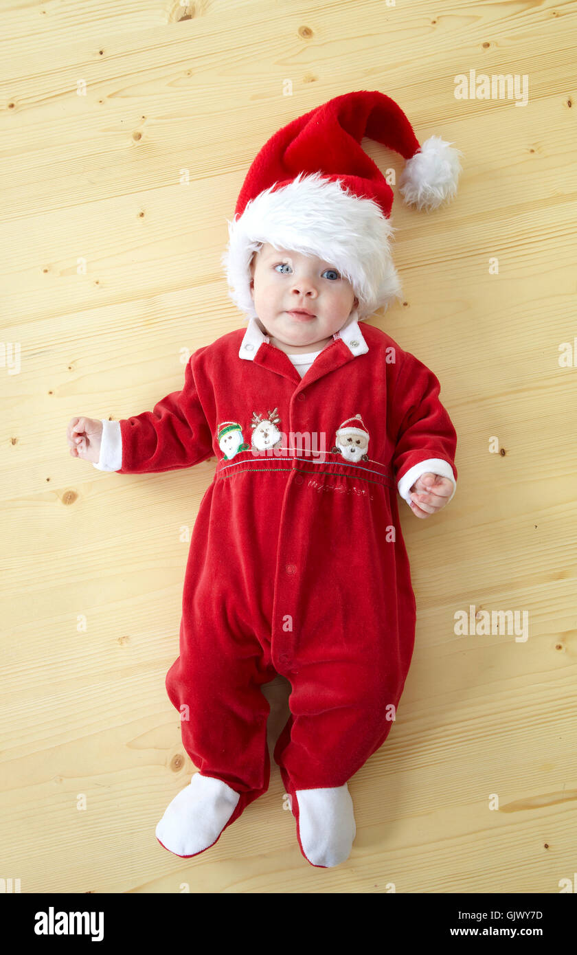 Baby im Weihnachtsmann-Kostüm Stockfotografie - Alamy