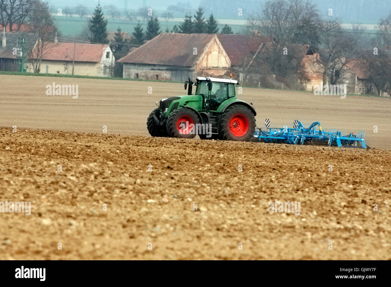 In Dämmerung Kommt Ihnen Eine Landwirtschaftliche Zugmaschine www.alamy.de