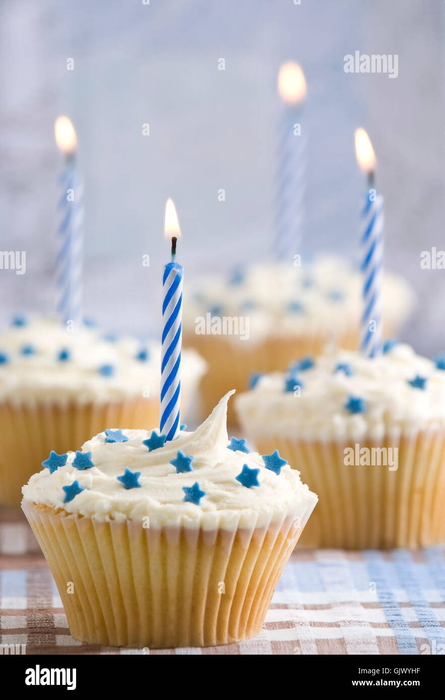 blaue Kerzen cupcakes Stockfoto