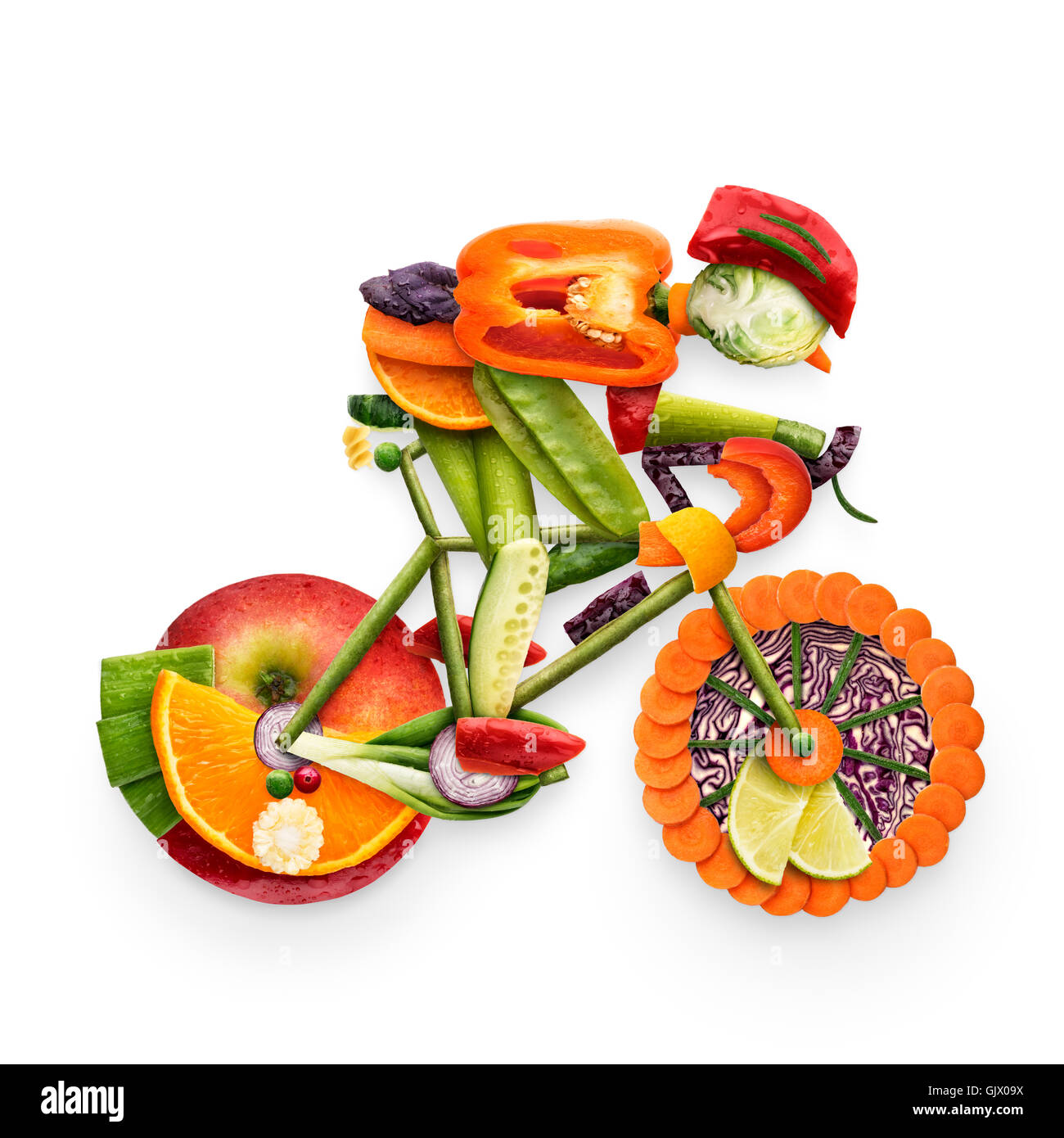 Gesunde Ernährung-Konzept eines Radfahrers mit dem Fahrrad gemacht von frischem Gemüse und Obst, isoliert auf weiss. Stockfoto