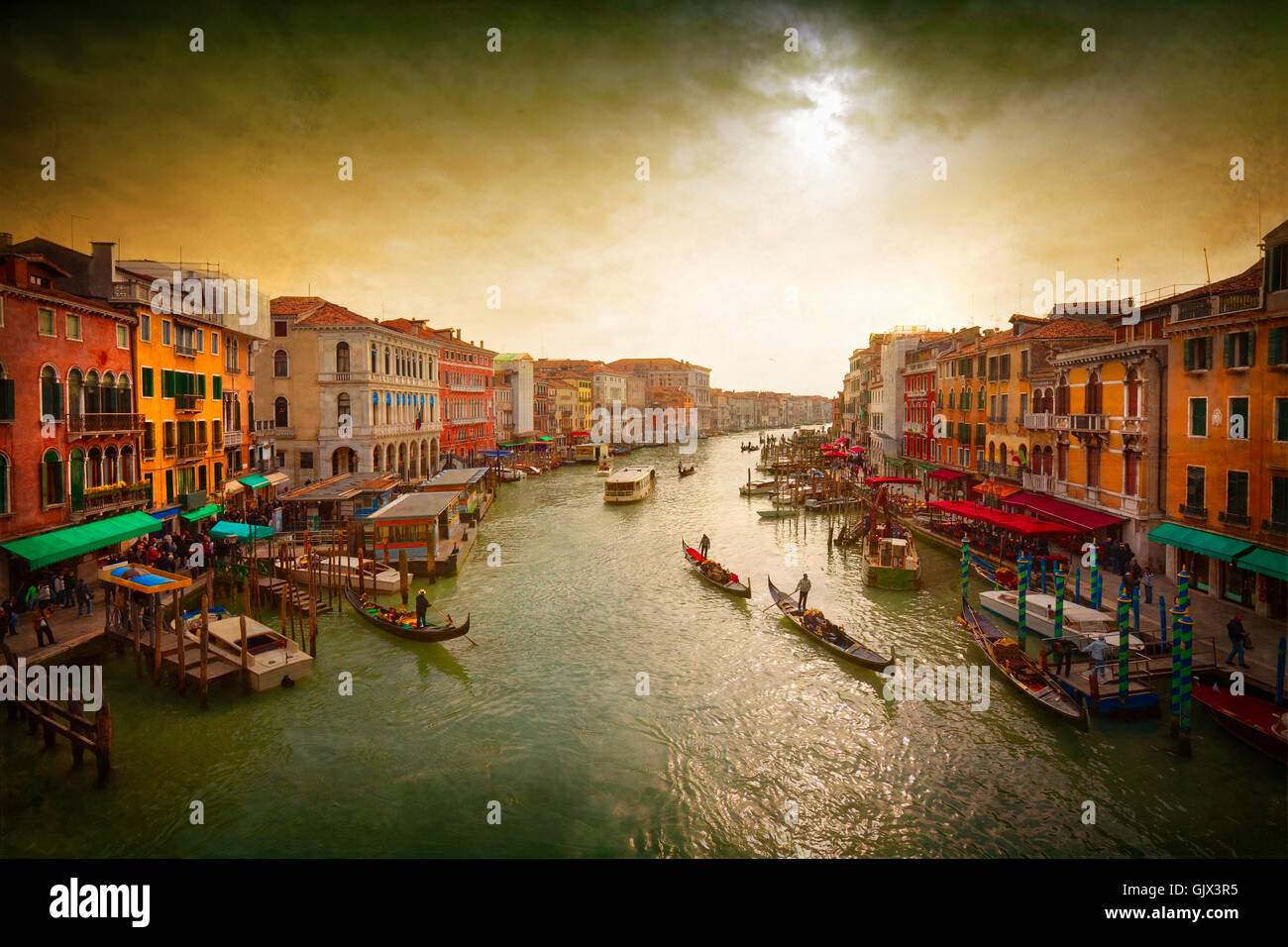 Venedig Italien Reisen Tourismus Kultur Europa Gondel Venedig Italien Reisen Kanal Tourismus Kultur Europa berühmten städtischen Wasser Gondolatraditional Schiff außen Architekturgebäude Kanalstadt Haus großen farbigen Himmel Veneto Reise nach Hause Landschaften Gondoliere Sonne indigenen schöne Fahrt Reflexion Unterhaltung Fassade Panorama Stockfoto