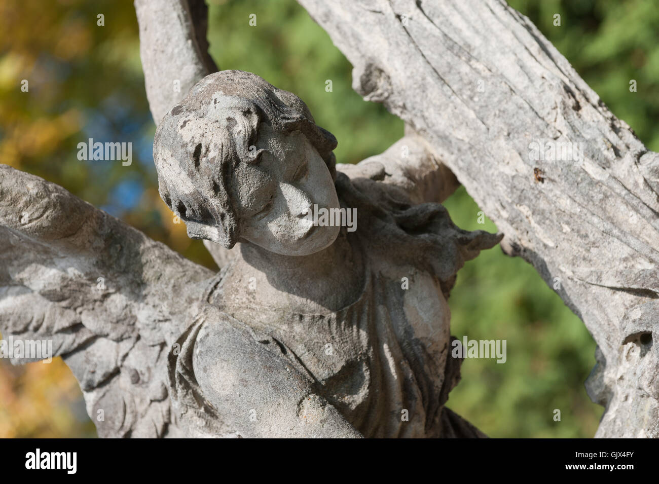 Ein Engel mit einem Kreuz Grabstein Stockfoto