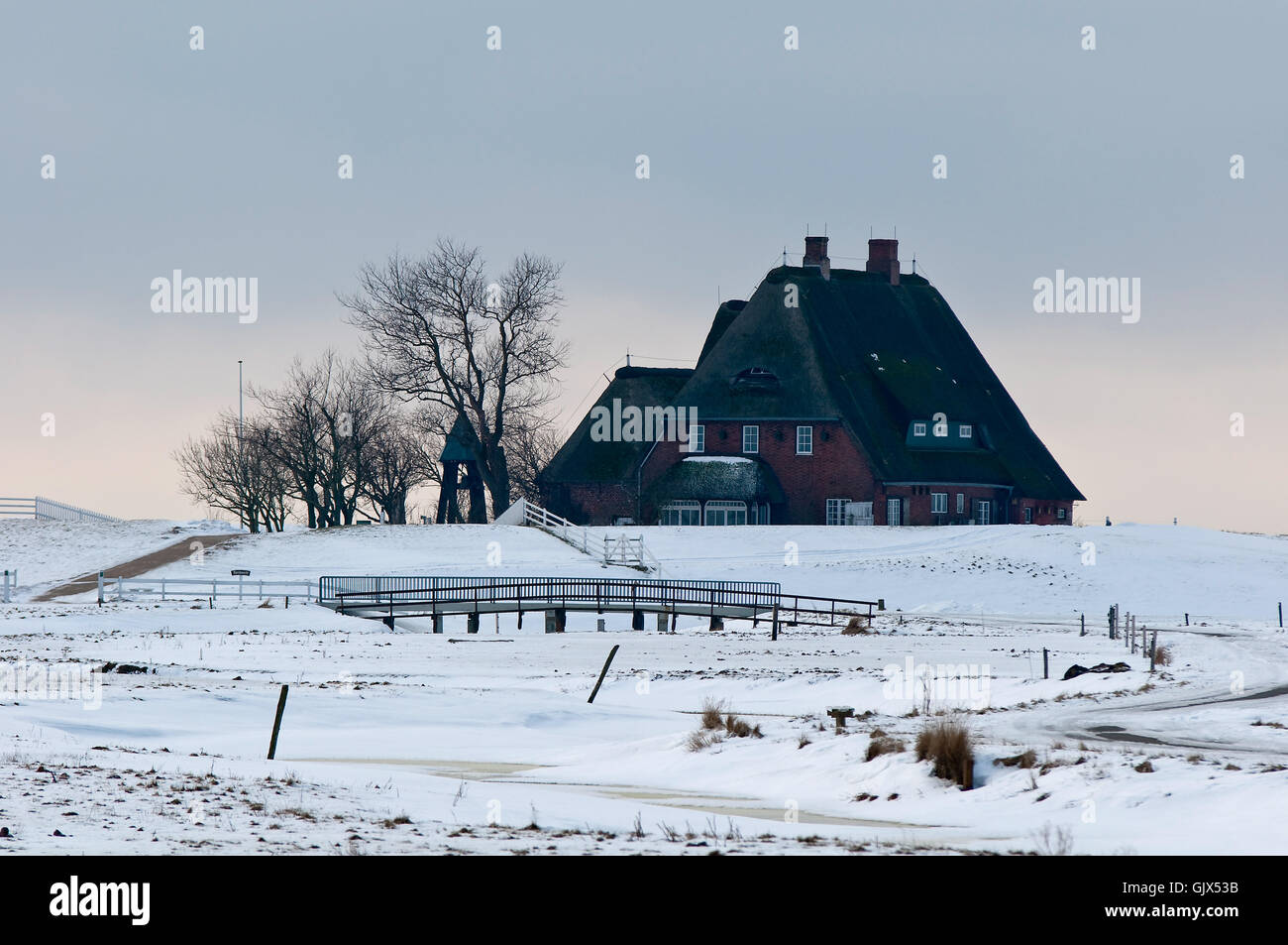 Winter-Schnee-Kirche Stockfoto