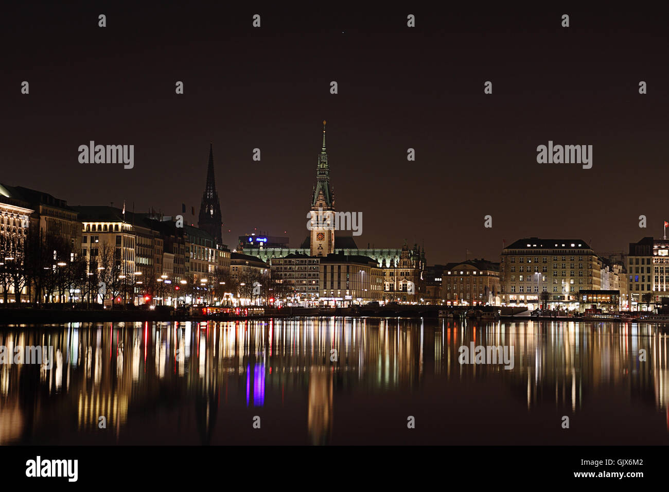 Alster mit Rathaus Hamburg bei Nacht Stockfoto