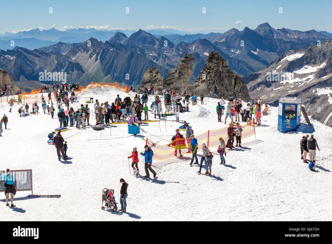 Menschen, die im Sommer im Skigebiet Hintertuxer Gletscher Skifahren Stockfoto