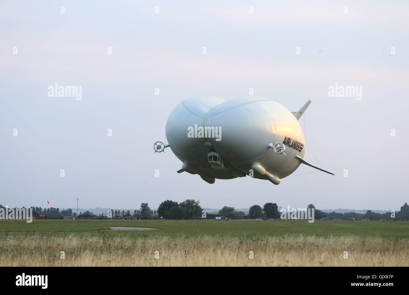 Die Airlander 10, das größte Flugzeug der Welt kehrt in Cardington Flugplatz in Bedfordshire nach seinen Erstflug. Stockfoto