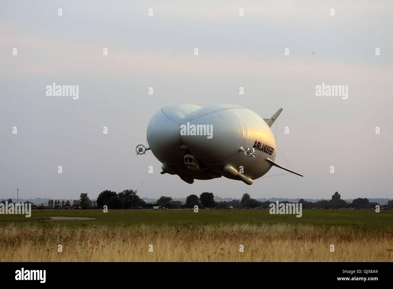 Die Airlander 10, das größte Flugzeug der Welt kehrt in Cardington Flugplatz in Bedfordshire nach seinen Erstflug. Stockfoto