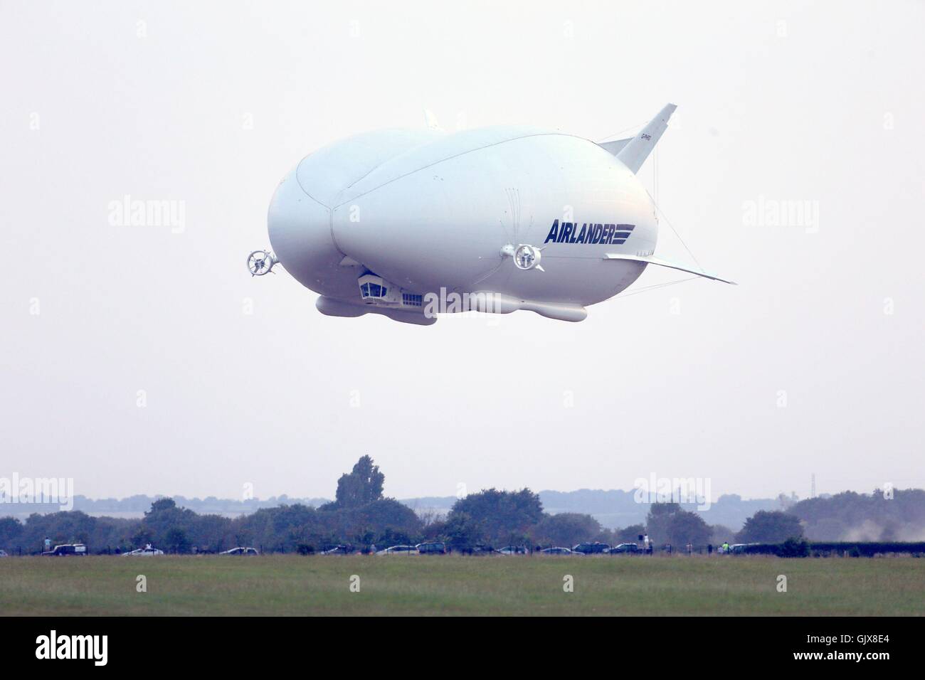 Die Airlander 10, das größte Flugzeug der Welt kehrt in Cardington Flugplatz in Bedfordshire nach seinen Erstflug. Stockfoto