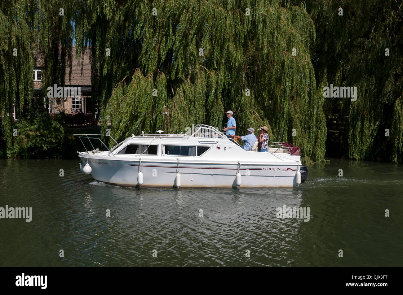 Ein Kajütboot auf der Themse bei Newbridge, Oxfordshire, England, UK Stockfoto
