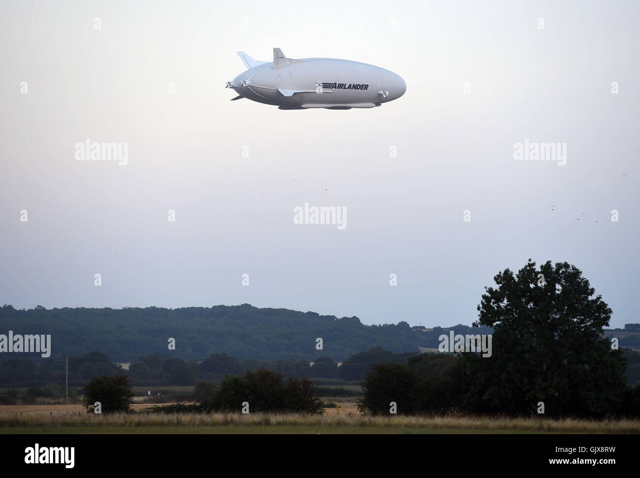 Die Airlander 10, das größte Flugzeug der Welt, während seinen Erstflug vom Cardington Flugplatz in Bedfordshire. Stockfoto