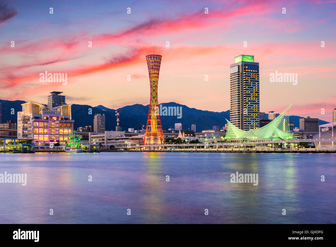 Kobe, Japan Skyline am Hafen. Stockfoto