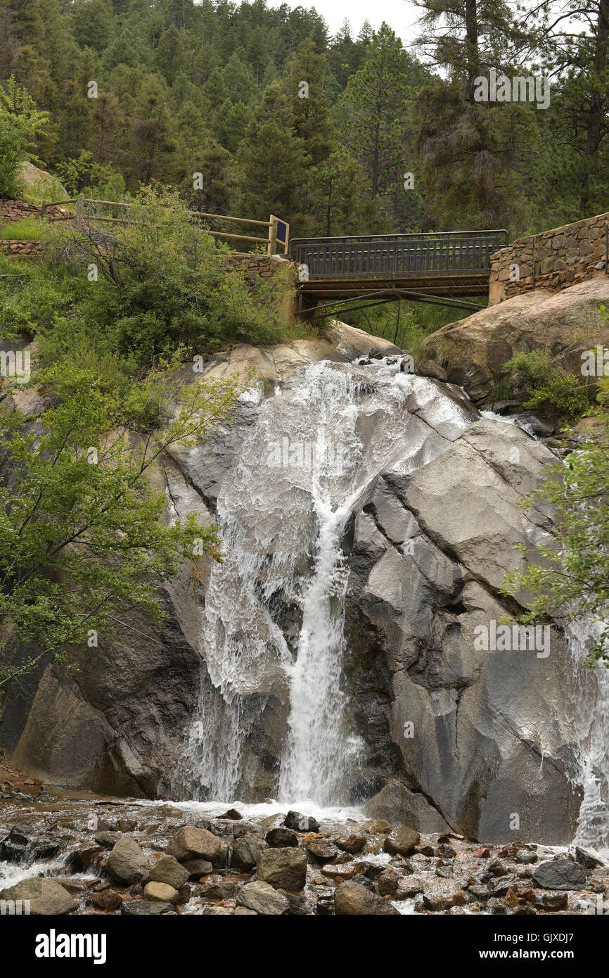 Wasserfall und Brücke in Colorado Springs Stockfoto