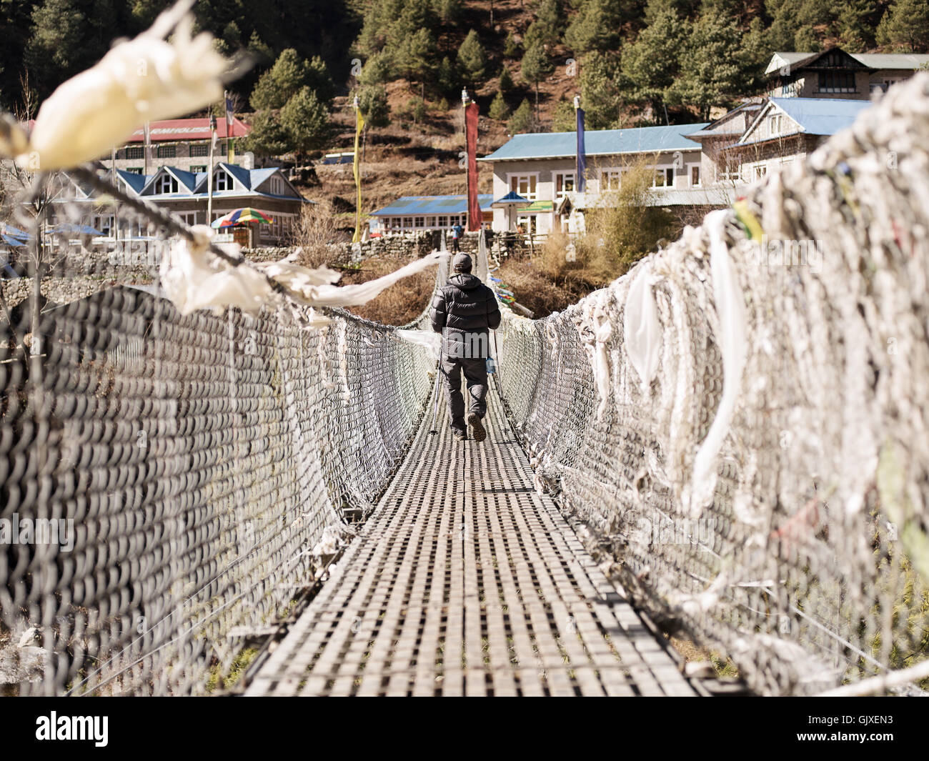 Ein Mann macht seinen Weg über eine Hängebrücke im Everest Base Camp Stockfoto