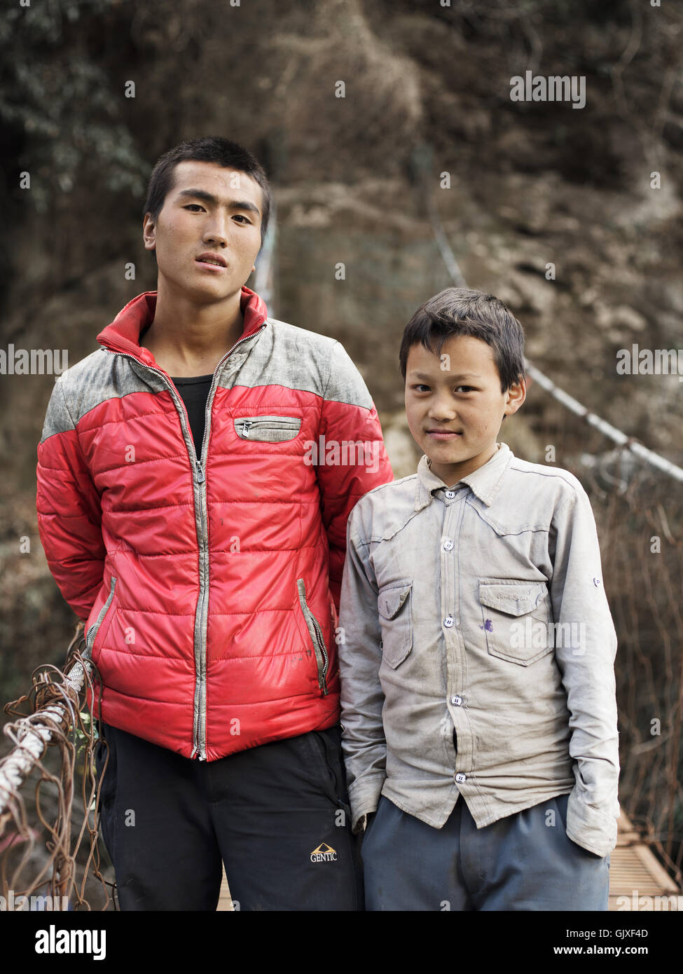 Zwei nepalesischen Jungs stehen auf einer Hängebrücke in der Nähe von Phakding, Nepal. Stockfoto