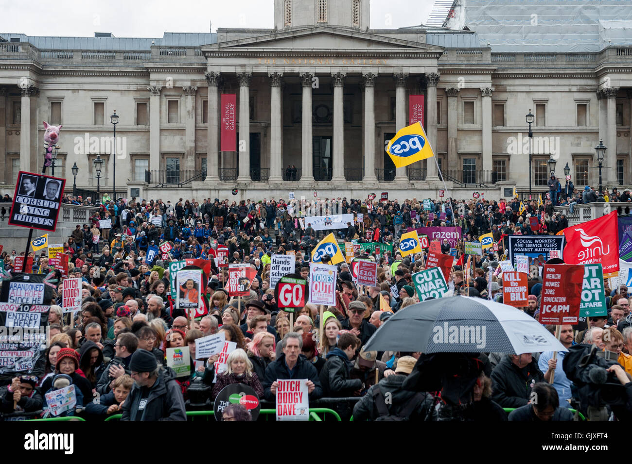 Tausende kommen die "Cameron muss gehen, Peoples Assembly März. Gegen Sparpolitik Gruppen vereinigen, um ein Ende zu Kürzungen der Regierung, und vor dem Hintergrund der "Panama-Papiere" Skandal, den Rücktritt von David Cameron als Premierminister des Vereinigten Königreichs zu fordern.  Mit: Pre Stockfoto