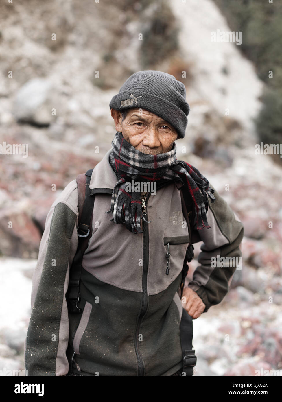 Eine nepalesische Mann Reisen durch das Himalaya-Gebirge von Everest Base Camp Stockfoto