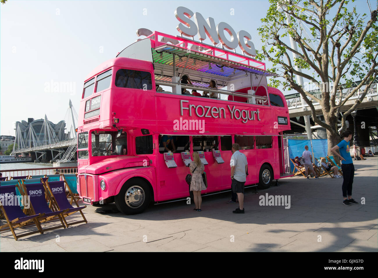 Ein ehemaligen Londoner Routemaster Bus umgerüstet um gefrorenen Joghurt vom Unterdeck zu verkaufen und hat Kunden sitzen im Obergeschoss Stockfoto