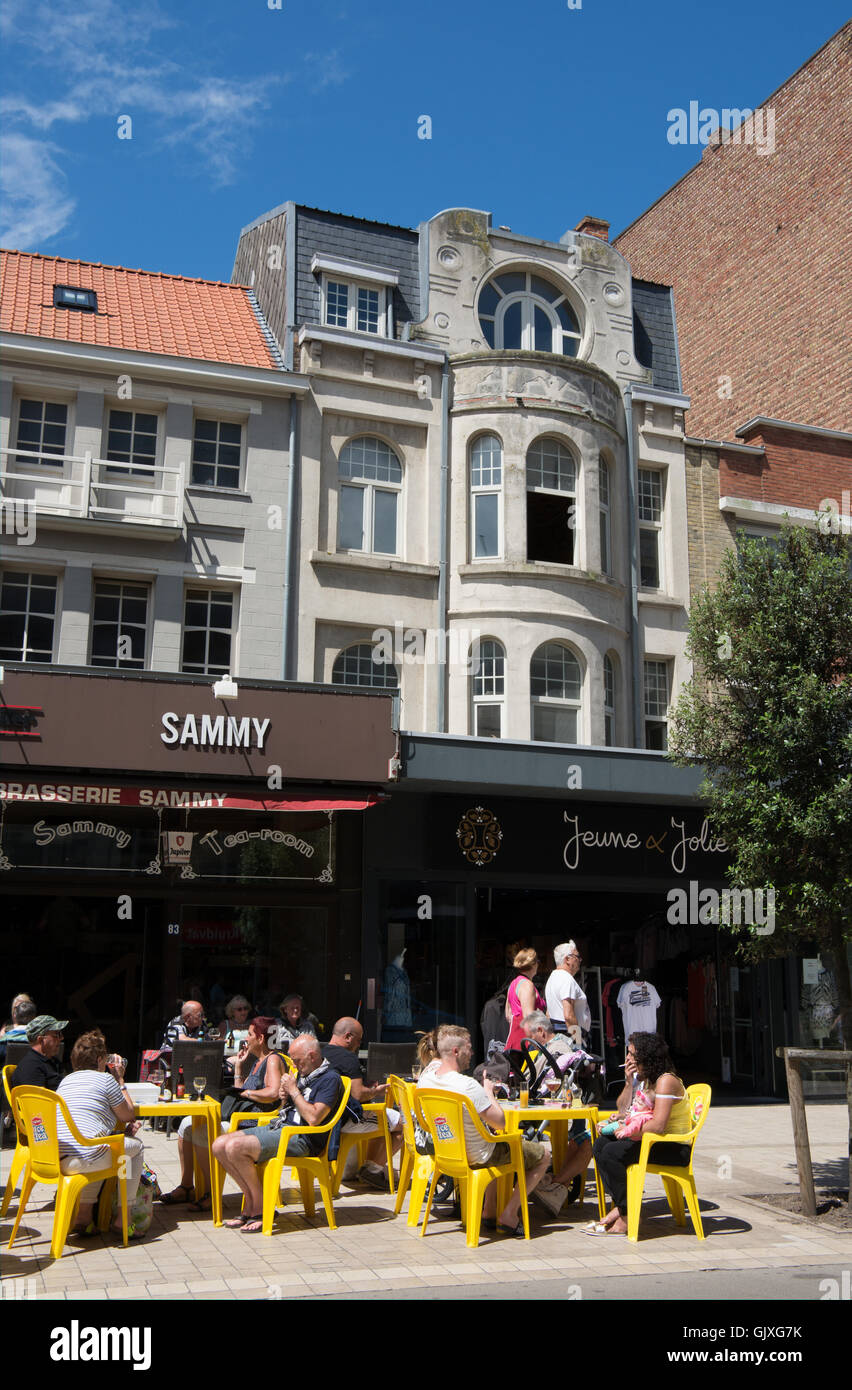 Kunden genießen Sie einen Drink im Freien an einem sonnigen Tag in De Panne, Belgien Stockfoto