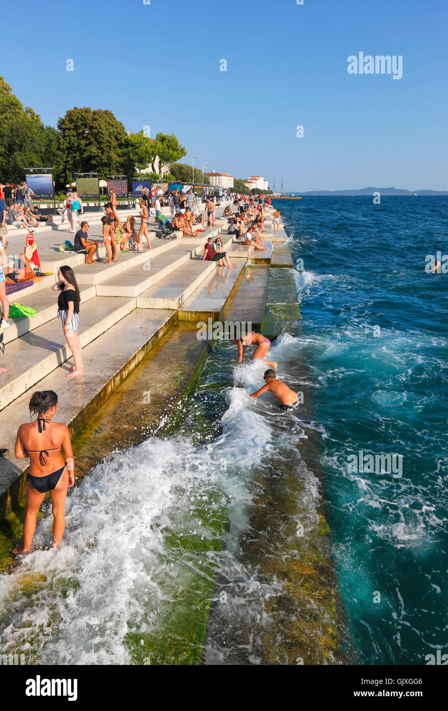 Touristen genießen das Meer Orgel Denkmal in Zadar Stockfoto