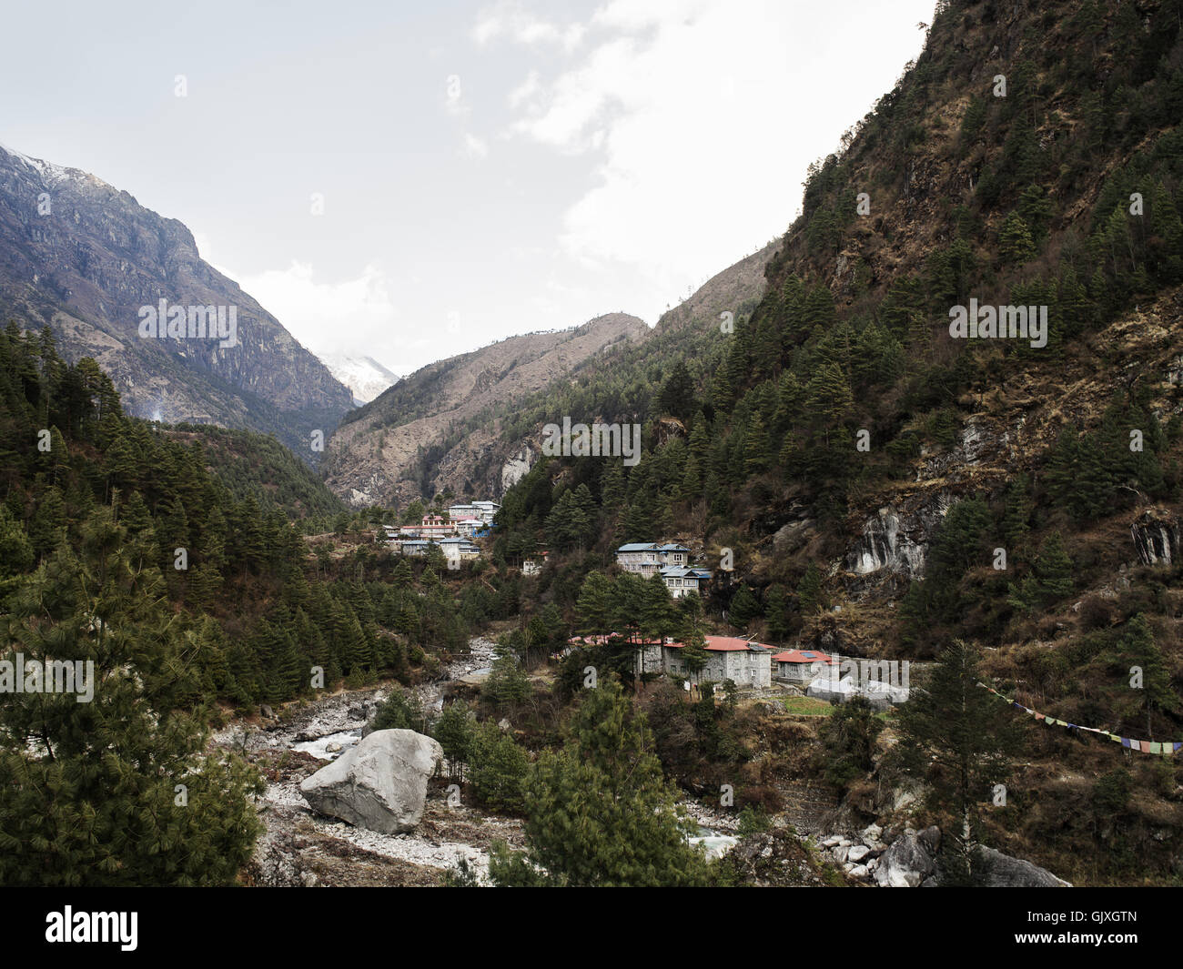 Mit Blick auf das Dorf Phakding, gelegen im nepalesischen Himalaya Stockfoto